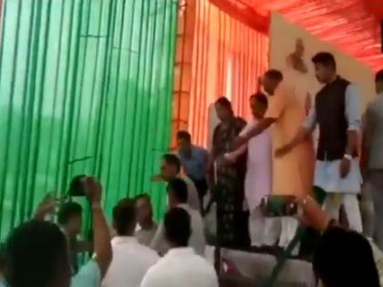 BJP leaders Sharma & Shekhawat fight in presence of CM Vasundhara Raje during an event in Alwar | व्हिडीओ : मुख्यमंत्र्यांसमोरच भाजपाचे दोन नेते भिडले 