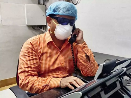 VVS Laxman Hats off to St. George's Hospital telephone operator Raju Chavan who is visually impaired  | व्हेरी व्हेरी स्पेशल कौतुक; 'सेंट जॉर्ज'मधील दिव्यांग ऑपरेटरच्या कर्तव्यनिष्ठेला लक्ष्मणचा 'हॅट्स ऑफ'