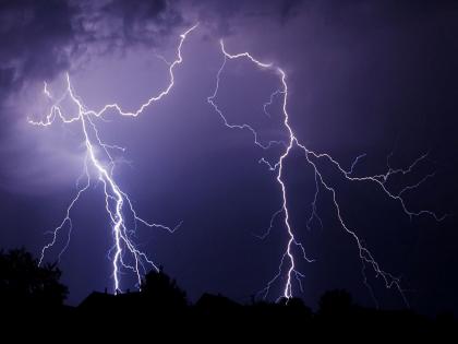 Two youth injured due to lightning strike at Gorala Dam | गोराळा धरण येथे वीज पडल्याने दोन तरुण जखमी