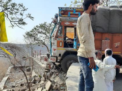 Truck averted a major accident in Rajur Ghat | राजूर घाटात ट्रक चालकाच्या प्रसंगावधानाने मोठा अपघात टळला