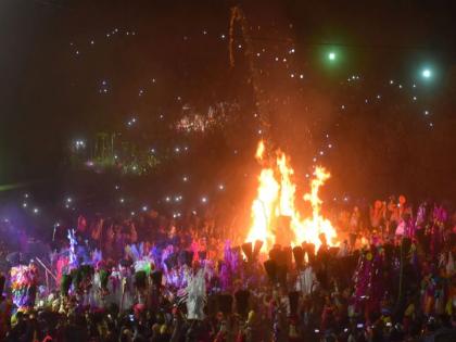 Holi is celebrated as the 'Satpura' | काठीच्या राजवाडी होळीने लोकसंस्कृतीच्या रंगात रंगला ‘सातपुडा’