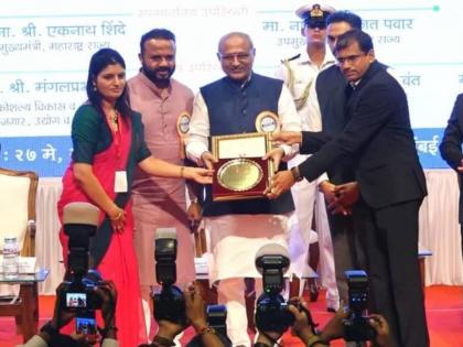 Avinash Phadtare of Thane District Magistrate honored with Meritorious Officer Award by the Governor | राज्यपालांच्या हस्ते गुणवंत अधिकारी पुरस्काराने ठाणे जि प.चे अविनाश फडतरे सन्मानित Avinash Phadtare of Thane District Magistrate honored with Meritorious Officer Award by the Governor | राज्यपालांच्या हस्ते गुणवंत अधिकारी पुरस्काराने ठाणे जि प.चे अविनाश फडतरे सन्मानित