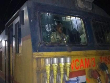 motorman injured in stone throwing on rajya rani express | धावत्या राज्यराणी एक्स्प्रेसवर अज्ञाताने दगड भिरकावला, मोटरमन जखमी