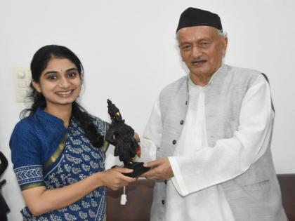 Governor bhagat singh koshyari congratulate upsc topper Mrinali Joshi, number one in the maharashtra | Upsc: राज्यात प्रथम क्रमांक प्राप्त मृणाली जोशीला राज्यपालांकडून 'विठ्ठलाची' मूर्ती भेट