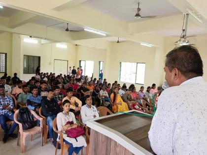 Books develop a holistic view of the world--Principal Prahlad Pawar | पुस्तकांमुळे जगाकडे पाहण्याचा सर्वांगीण दृष्टीकोन विकसित होतो--प्राचार्य प्रल्हाद पवार