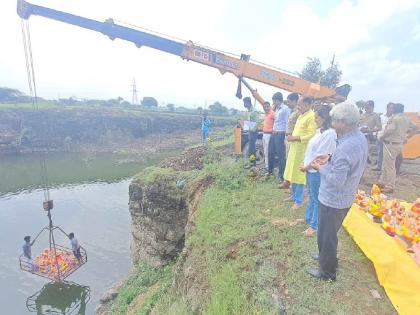 Immersion of the big Ganesha idol started in Solapur in the presence of administrative officials | सोलापुरात प्रशासकीय अधिकाऱ्यांच्या उपस्थितीत मोठ्या गणेश मूर्तीच्या विसर्जनाला प्रारंभ