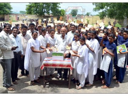 school girls sent rakhi for soldire on border | हातरुणच्या १३० विद्यार्थिनींनी पाठविल्या सैनिकांना राख्या!