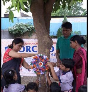 Save the tree, save nature, keep the trees tied to the message | वृक्ष वाचवा, निसर्ग वाचवा संदेश समाजापर्यंत पोहचविण्यासाठी वृक्षांना बांधल्या राख्या