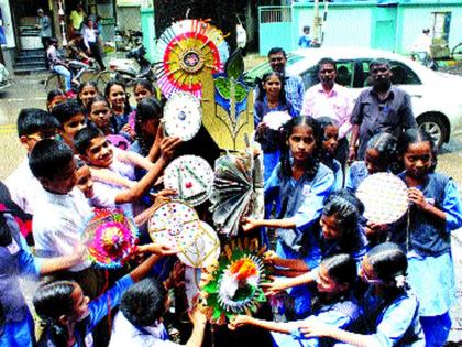 Student's tree plantation, tied to trees, Rakhi | विद्यार्थ्यांचे वृक्षबंधन, झाडांना बांधली राखी