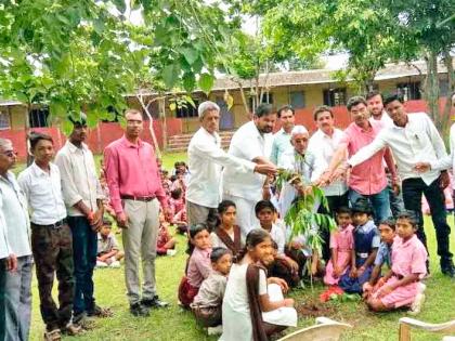 On the occasion of Rakshabandhan, the students took oath of tree conservation | रक्षाबंधनानिमित्त विद्यार्थ्यांनी घेतली वृक्षसंवर्धनाची शपथ