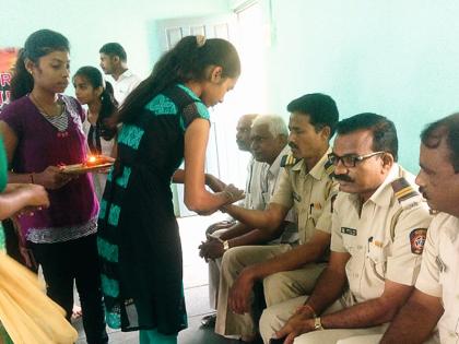 The girls tied the knot to the police | युवतींनी पोलिसांना राख्या बांधून केले ¬णानुबंध घट्ट