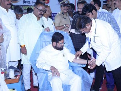 Chief Minister Eknath Shinde also donated blood in the midnight blood donation camp in thane | मध्यरात्रीच्या रक्तदान शिबिरात मुख्यमंत्री एकनाथ शिंदे यांनीही केले रक्तदान