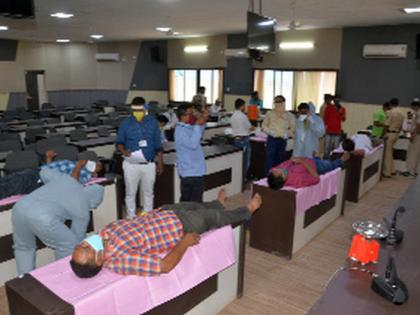 Blood donation of revenue officers, employees | महसूल अधिकारी, कर्मचाऱ्यांचे रक्तदान