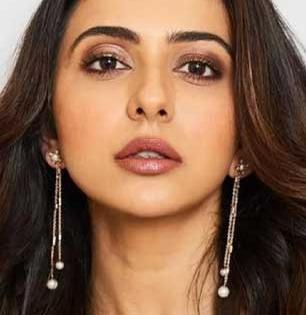 रकुलप्रित सिंगचं साधं- सोपं स्किनकेअर रुटीन! त्वचेसाठी केळी आणि दह्याचा 'असा' करते मस्त वापर