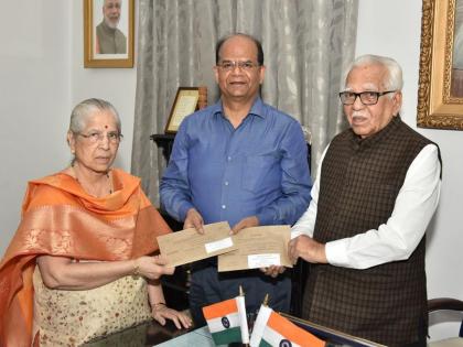 Uttar Pradesh Governor Ram Naik has caste vote by postal Voting | उत्तर प्रदेशचे राज्यपाल राम नाईक यांनी टपाली मतदानाद्वारे बजावला मतदानाचा हक्क