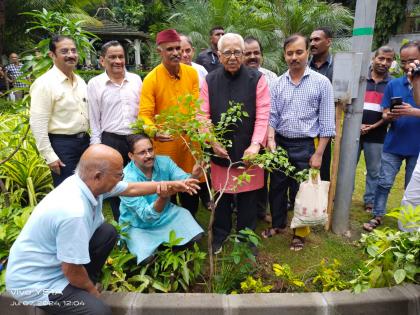 Plantation of trees at Vrikshamitra Katta by Ram Naik in response to Prime Minister's appeal | पंतप्रधानांच्या आवाहनाला प्रतिसाद देत राम नाईक यांचे वृक्षमित्र कट्ट्यावर वृक्षारोपण