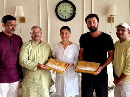 Ranbir Kapoor-Alia Bhatt got Ram Mandir pranpratistha ceremony invitation photo viral | रणबीर कपूर-आलिया भटला मिळालं राम मंदिर प्राणप्रतिष्ठा सोहळ्याचं आमंत्रण, Photo व्हायरल
