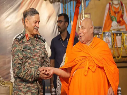 Army Chief Upendra Dwivedi took initiation into Ram Mantra; Rambhadracharya Maharaj asked for PoK as Dakshina | लष्करप्रमुख उपेंद्र द्विवेदी यांनी घेतली राम मंत्राची दीक्षा; महाराजांनी दक्षिणा म्हणून मागितला PoK