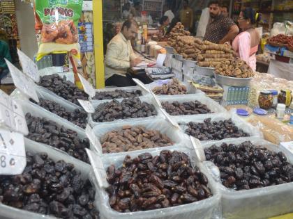 Due to Ramadan, dates are preferred by consumers, selling at Rs 80 to Rs 2,500 per kg | रमजानमुळे खजूरला ग्राहकांची पसंती, ८० ते २५०० रुपये प्रतिकिलो दराने विक्री