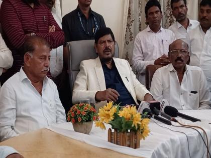 Will Ramdas Athawale contest the Lok Sabha elections? Said to fight from Shirdi, but not to fall | Ramdas Athawale: रामदास आठवले लोकसभा निवडणुक लढवणार? म्हणाले, शिर्डीतून लढायचंय, पण पडायचं नाही