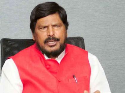 "If Devendra Fadnavis becomes the national president of BJP...", Ramdas Athawale said clearly | उद्धव ठाकरे आणि देवेंद्र फडणवीस यांची पुन्हा मैत्री व्हावी, दोघंही राजकारणात राहावेत; रामदास आठवलेंची इच्छा