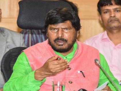 Those I go with get power Because the people are behind me Ramdas Athawale remembered | मी ज्यांच्यासोबत जातो त्यांना सत्ता मिळते; कारण जनता माझ्या पाठिशी - रामदास आठवले