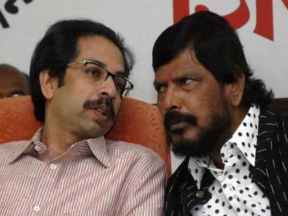 ramdas athawale meet governor bhagat singh koshyari; talked about bjp-shiv sena political crisis | महाराष्ट्र निवडणूक 2019 : ...तर मग उद्धव ठाकरेंनी स्वतः मुख्यमंत्री व्हायचा विचार करावा; आठवलेंनी सुचवले