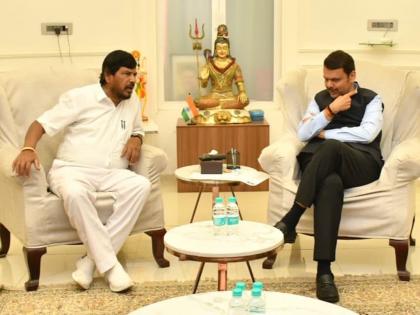 The Republican Party is still waiting for the seat distribution of the grand coalition; Athawale was upset, Fadnavis gave a big word | महायुतीच्या जागावाटपात रिपब्लिकन पक्ष अद्यापही वेटिंगवरच; आठवले नाराज, फडणवीसांनी दिला मोठा शब्द