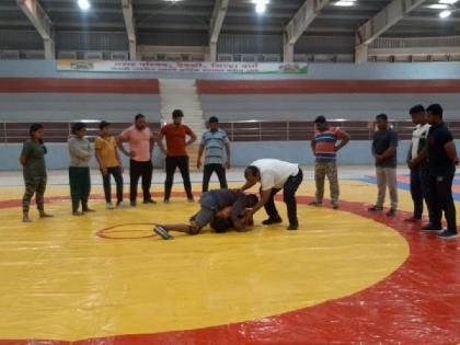 MP ramdas tadas taught kushti tricks to young wrestlers | खासदार तडस उतरले कुस्तीच्या आखाड्यात; युवा कुस्तीपटूंना दिले अनुभवाचे शिक्षण