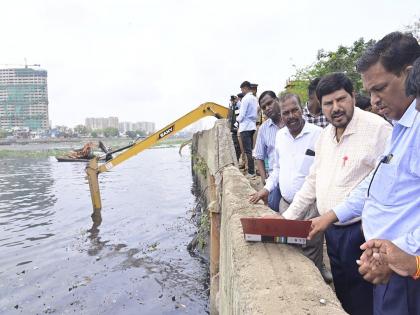 Mithi river cleaning work was inspected by Ramdas Athawale; Instructions given to municipal officials | मिठी नदी सफाई कामाची रामदास आठवलेंनी केली पाहणी; पालिका अधिकाऱ्यांना दिल्या सूचना