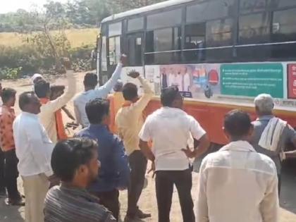 ST buses were sent back announcing 'One Mission Maratha Reservation' | ‘एकच मिशन मराठा आरक्षण’ च्या घोषणा देत एसटी बसेस पाठविल्या परत