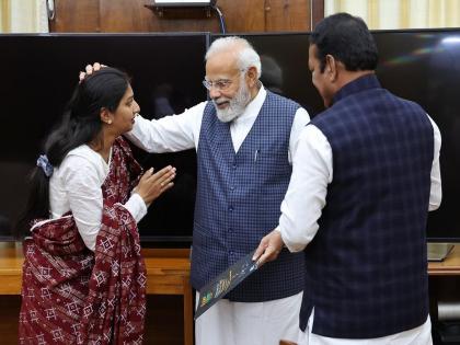 ramila latpate who traveled the world on a two-wheeler in November, was congratulated by the pm narendra modi | "संपूर्ण देश तुझ्यासोबत... " नऊवारीत दुचाकीवर जगभ्रमंती करणाऱ्या रमिला PM मोदींकडून शाबासकी!