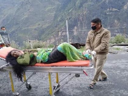 Brave Daughter Saved Her Mother's Life By Playing On Her Life In Joshimath | १६ वर्षीय मुलीनं जीवाची बाजी लावली अन् नदीत वाहून जाणाऱ्या आईला वाचवलं!