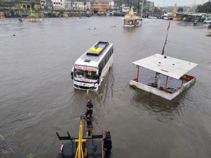 nashik roads were closed in many areas due to rain trees fell at eight places | नाशिकमध्ये पावसामुळे अनेक भागात रस्ते बंद, आठ ठिकाणी झाडे पडली