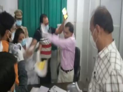 in uttar pradesh rampur district hospital doctor beat the nurse after she slaps doctor | VIDEO: आहे तुझी औकात..? नर्स भडकली, डॉक्टराच्या कानशिलात लगावली; रुग्णालयात खडाजंगी