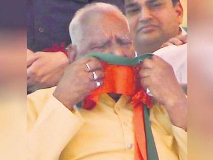 bjp leader ram ratan cries in sankalp rally of manohar lal khattar | भाषण थांबवल्यानं दिलीप गांधी भावुकच झाले, पण 'हा' नेता तर स्टेजवर रडायलाच लागला!