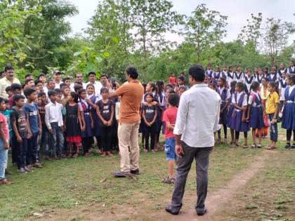 hundreds of students visited directly in the forest | थेट गुगुलडाेहच्या जंगलातच पाेहचले शेकडाे विद्यार्थी