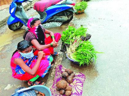 Entering legumes in Uran market | उरण बाजारपेठेत रानभाज्या दाखल; मागणी कमी