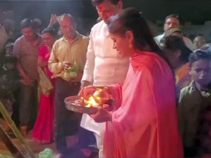 mp navneet rana dances with tribal community and mla ravi rana plays dholaki on the occasion of holi at melghat | Video : राणा दाम्पत्याची मेळघाटात आदिवासी बांधवांसोबत होळी; नवनीत राणांनी नृत्यावर धरला ठेका