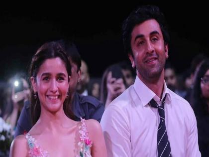 Ranbir Kapoor-Alia Bhatt wedding : Gold plated bouquet gift from Surat jeweller | Ranbir आणि Alia साठी सूरतहून आले सोन्याचे गुलाब, कुणी पाठवलं इतकं महागडं गिफ्ट?