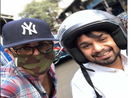 Brahmastra Ranbir Kapoor roams on Mumbai streets no one recognises him See pics | रणबीर कपूर स्कुटीवरून मुंबईत फिरला, आम्ही नाही पाहिला