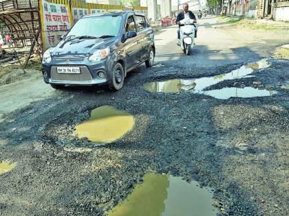 Due to awkward excavation in Nagpur, the road is in danger | नागपुरात अस्ताव्यस्त खोदकामामुळे रस्त्याचे अस्तित्वच संकटात