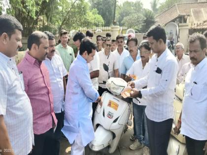 'Dharmaveer Chhatrapati Sambhaji Maharaj', MLA Nitesh Rane pasted stickers on cars in Kankavli | 'धर्मवीर छत्रपती संभाजी महाराज', कणकवलीत आमदार नितेश राणेंनी गाड्यांवर चिकटवले स्टिकर 