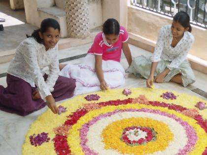 दिवाळीत दिव्यांसोबत सुंदर रांगोळीने असं सजवा घर