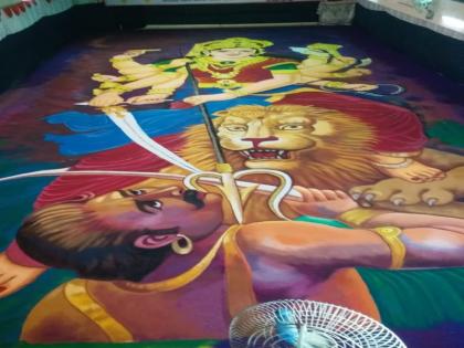 A replica of 'Adishakti' from 2100 kg rangoli | पाचोऱ्यात २१०० किलो रांगोळीतून ‘आदिशक्ती’ ची प्रतिकृती