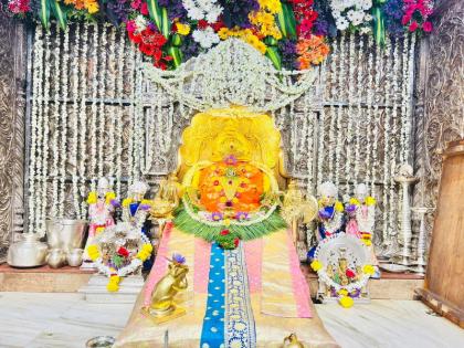 Attractive flower decoration to Shri Mahaganapati on the occasion of Sankashti Chaturthi | संकष्टी चतुर्थीनिमित्त श्री महागणपतीला फुलांची आकर्षक सजावट