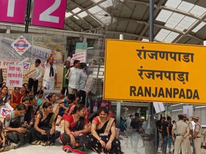 Dhutum villagers march to railway station to change name of railway station uran | उरण : रेल्वे स्थानकाच्या नाव बदलण्यासाठी धुतुम ग्रामस्थांचा रेल्वे स्थानकावर मोर्चा