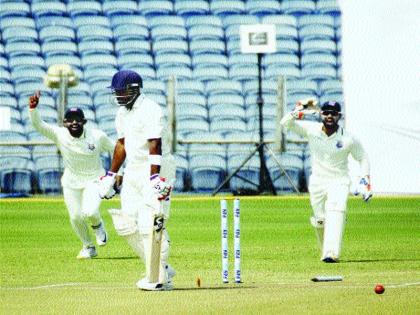 Ranji Trophy: Defending champion Vidarbha; Follow-up by Maharashtra | रणजी चषक क्रिकेट: गतविजेत्या विदर्भाची वाताहत; महाराष्ट्राने लादला फॉलोआॅन