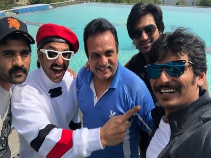 Ranveer Singh Shakes Leg on 'Nashe Si Chadh Gayi' With Cricketers, Sings 'Apna Time' With '83 Cast | रणवीर सिंग ८३ विश्वविजेत्या क्रिकेटच्या टीमसोबत करतोय धमाल मस्ती, पाहा व्हिडिओ