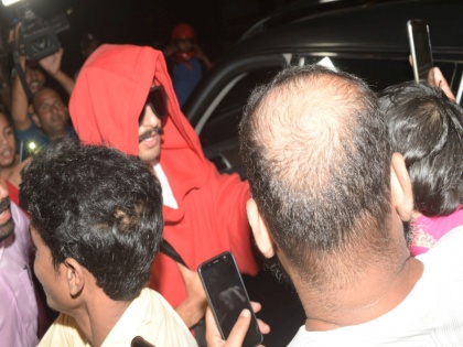 Why Ranveer Singh Cover His Face In Public, See Pics | चेहरा लपवत फिरण्याची वेळ आली 'या' प्रसिद्ध अभिनेत्यावर, 'या' गोष्टीमुळे करावा लागतोय इतका खटाटोप